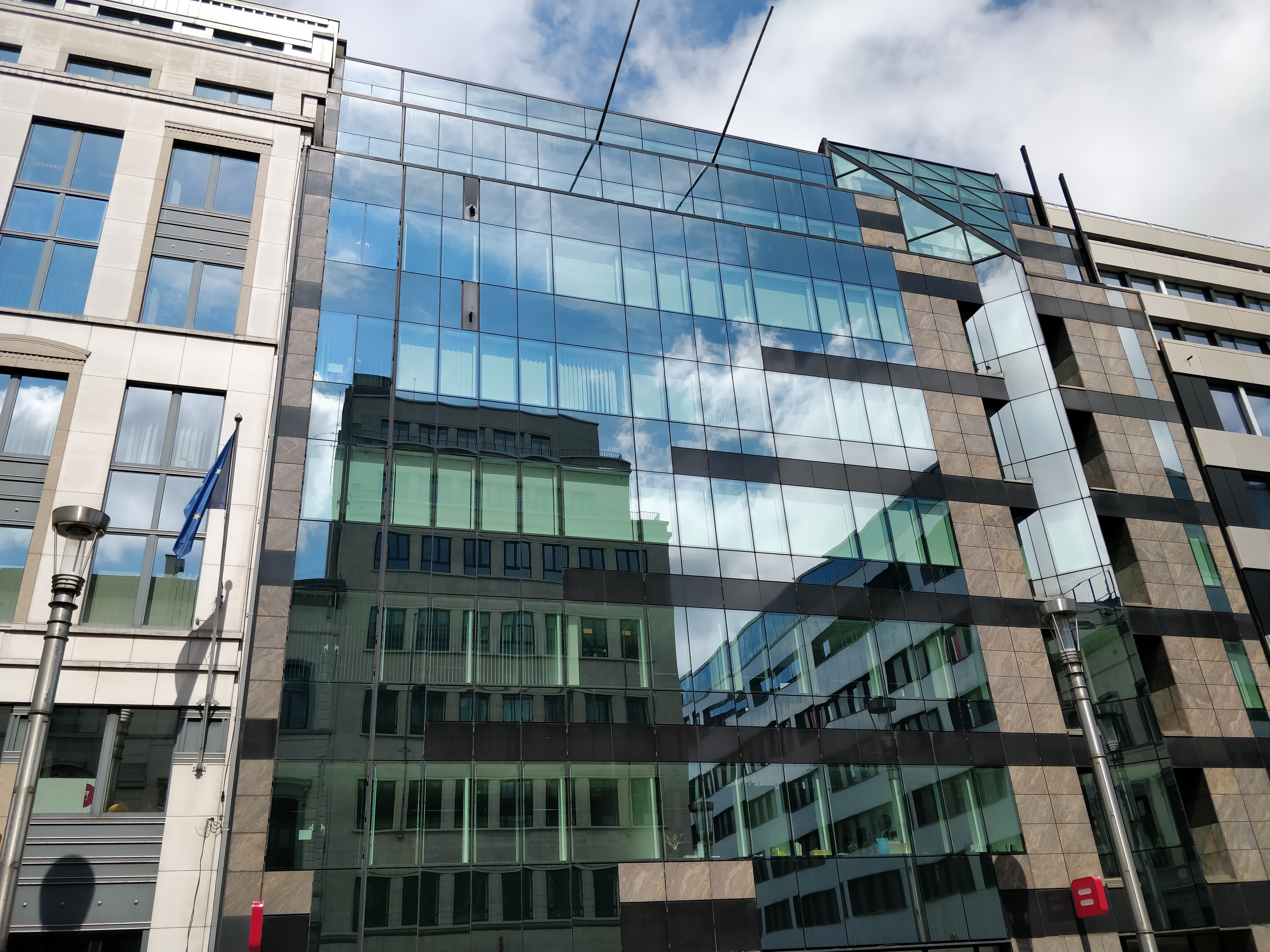 Image of Sale of LOI 82 office building